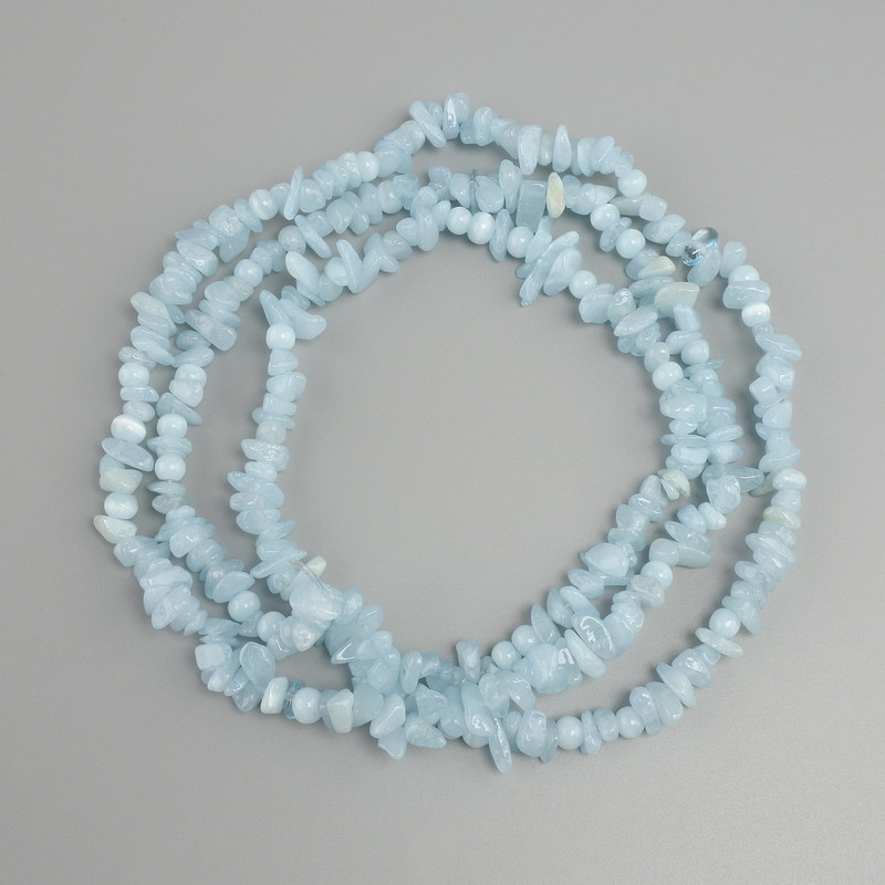 חרוזים אקוואמרין שבבי, קוטר 4–9×2–4 mm ±, אורך 76 cm ± על חוט דייג