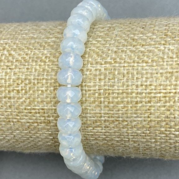 צמיד אבן ירח אופלייט רונדל מצולע, קוטר 8×5mm+-, אורך 18cm+- על בסיס אלסטי