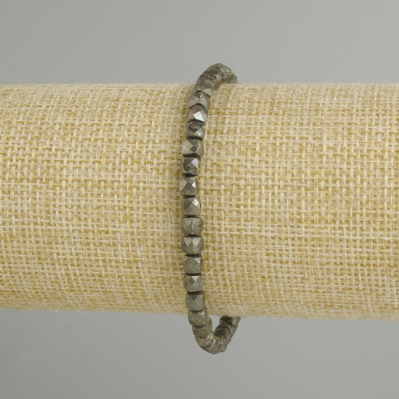 צמיד מפיריט מגולף קובייתי, קוטר 4×4 mm ±, אורך כ-18 cm ± על בסיס אלסטי