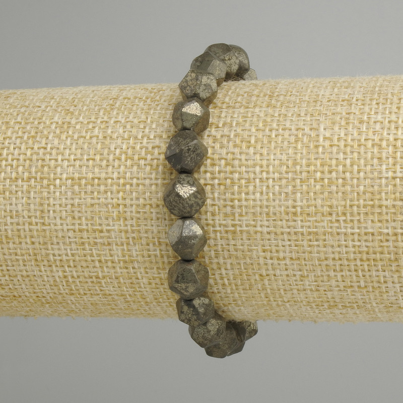 צמיד פיריט רב-פאות, קוטר חרוזים 8×7mm +-, אורך 18cm +-, על בסיס אלסטי