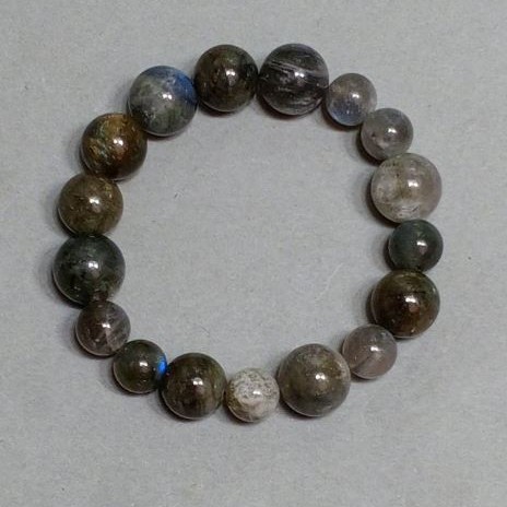 צמיד לאברדורייט גולות חלקות 9–12mm±, אורך 18cm± סטרץ'
