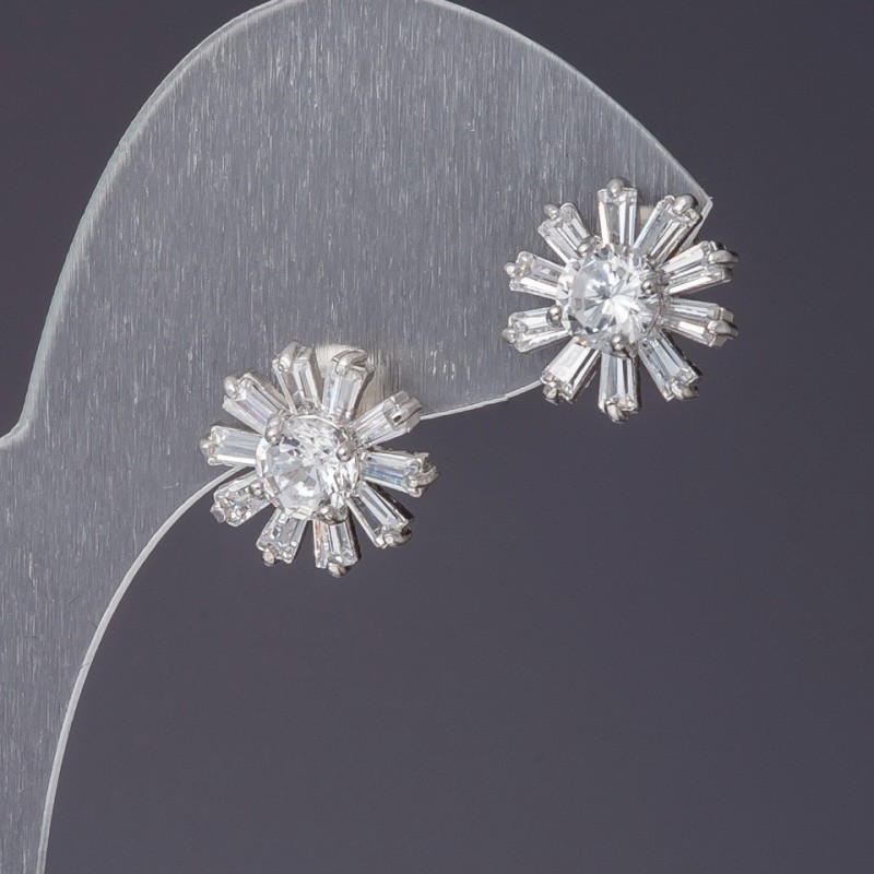עגילים עם קריסטלים לבנים, מרכז לבן, אורך 1.2 ס״מ