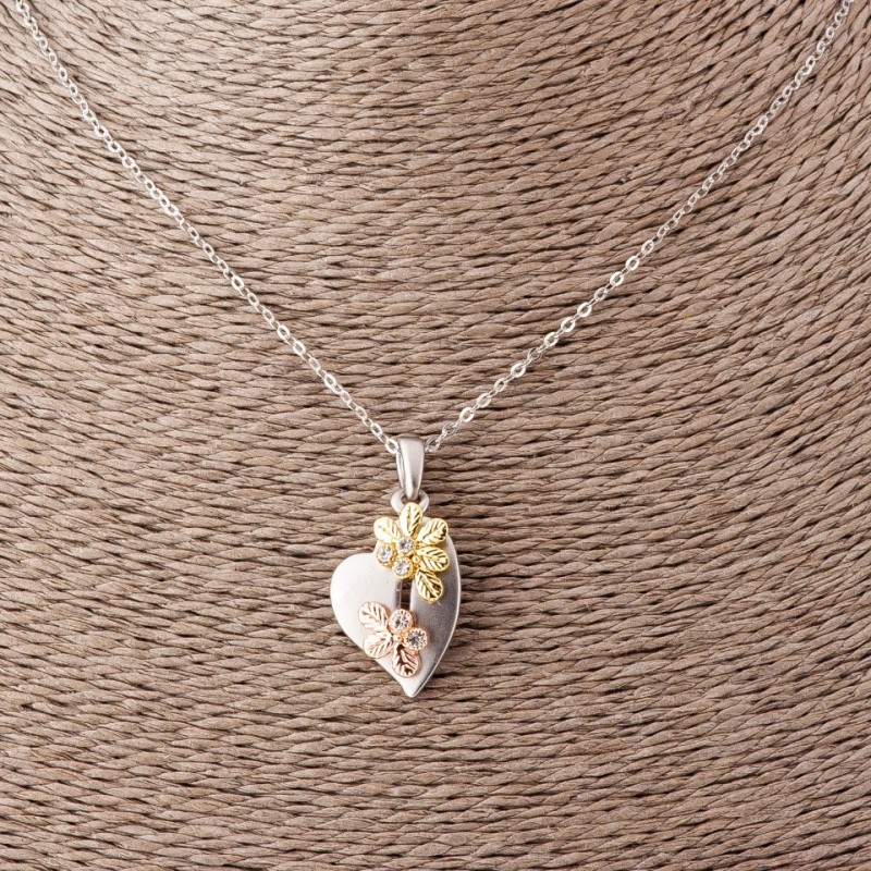 תליון לב עם פרחים על שרשרת עוגן, אורך 52 ס״מ, קוטר 2,5×1,7 ס״מ, מתכת כסופה בגימור מאט