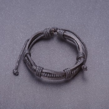 צמיד «חלוץ הדרך» עור אקולוגי שחור עם מנגנון מתכוונן