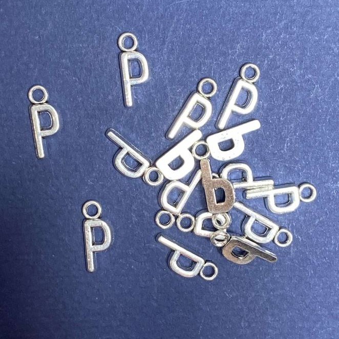 תליון אות 'P' 17×7 מ״מ, אריזה 20 גרם (+- 30 יחידות)
