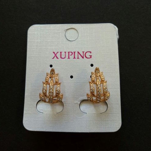 עגילי Xuping בציפוי זהב 18 קראט עלים עם אבני לבנות 17×11 מ״מ