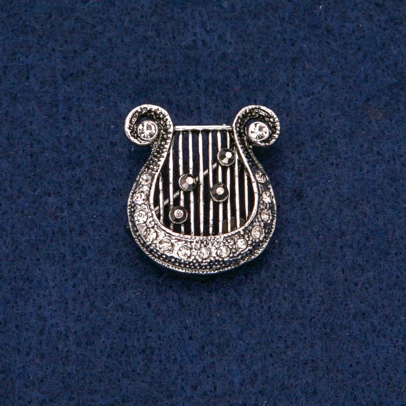 סיכת כנור 25×23 מ״מ בקריסטלים כהים ומתכת כהה