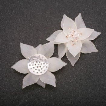 מדבקת רקמה 'פרח שושן' בז' אקרילית, קוטר 50 מ״מ