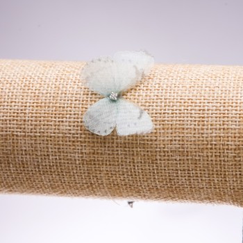 צמיד-צ'וקר על חוט סיליקון בלתי נראה – פרפר (אורגנזה) כחול-בהיר, קוטר 33×27 מ״מ, אורך 16–20 ס״מ