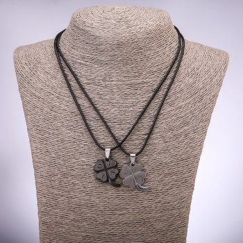 צמד תליוני חברות תלתן ארבע עלים, אורך 42–48 ס״מ, קוטר 23×25 מ״מ