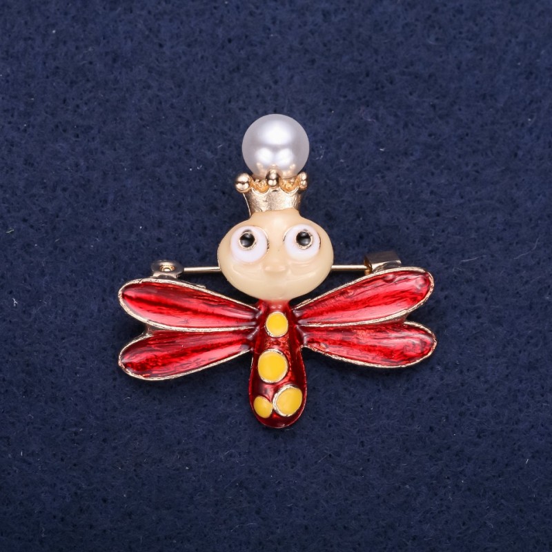 סיכה «נסיכת הפרפרים» עם אבני זירקון ואמייל בצבעים אדום, צהוב ולבן, 37×38 מ״מ, מתכת זהובה