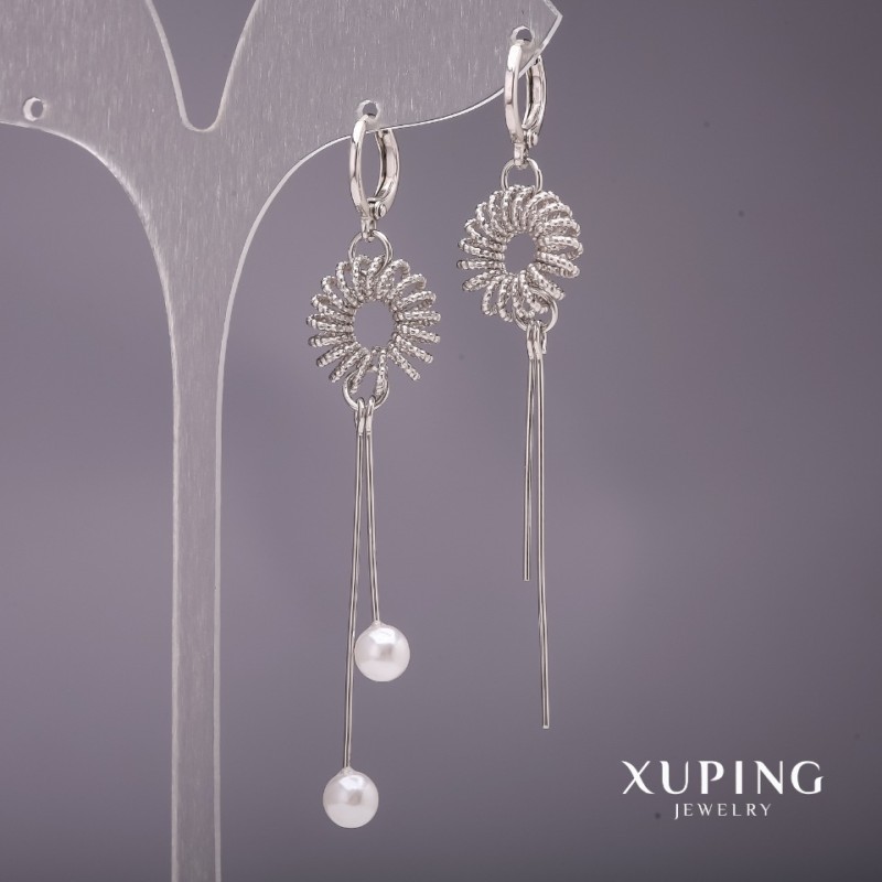 עגילי Xuping ארוכים אסימטריים עם פנינים מיורקה, צבע לבן, 15×70 מ״מ, רודיום