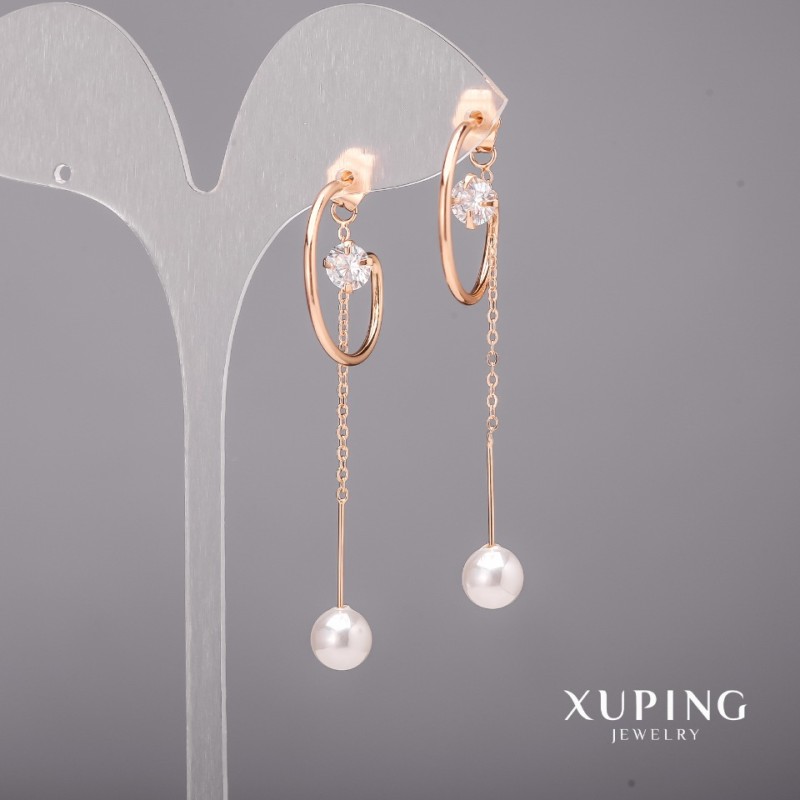 עגילי Xuping עם אבנים לבנות ופניני מאיורקה 23×64 מ״מ, ציפוי זהב 18K