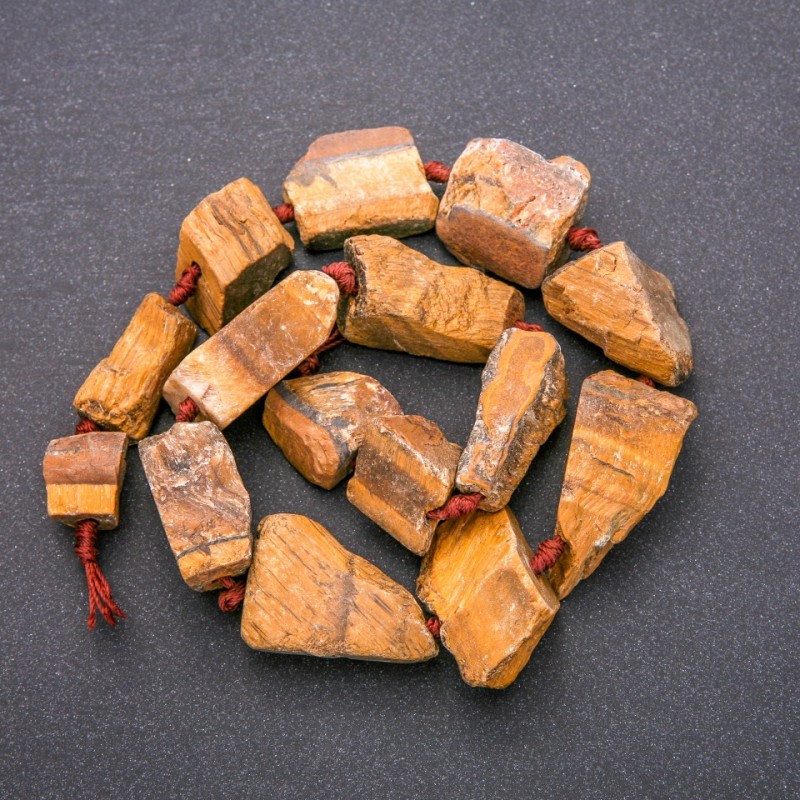 חרוזי עין הנמר לא מלוטשים - תבנית על חוט גלטיבה, קוטר 20×26 (±) מ״מ, אורך 42 ס״מ