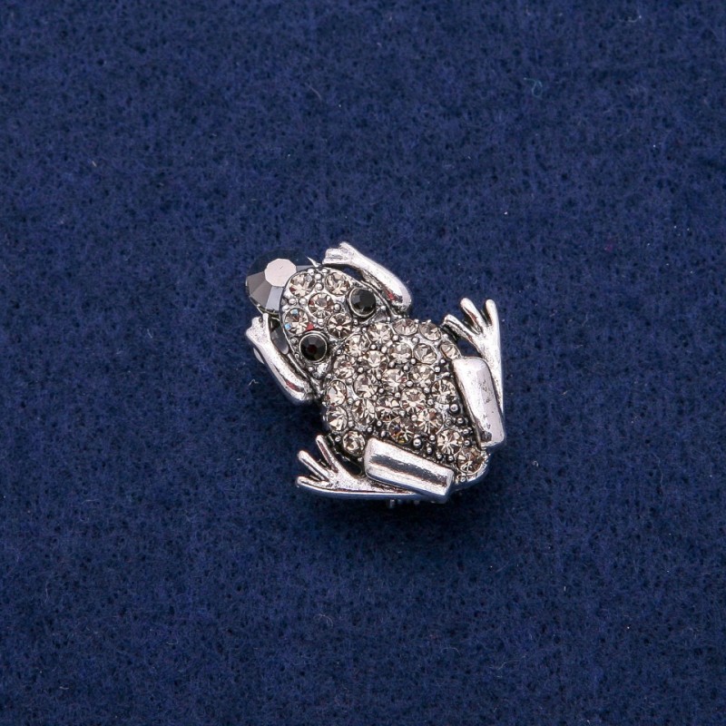 סיכת דש ותליון צפרדע עם קריסטלים 27×32 mm, מתכת כסופה