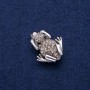 סיכת דש ותליון צפרדע עם קריסטלים 27×32 mm, מתכת כסופה