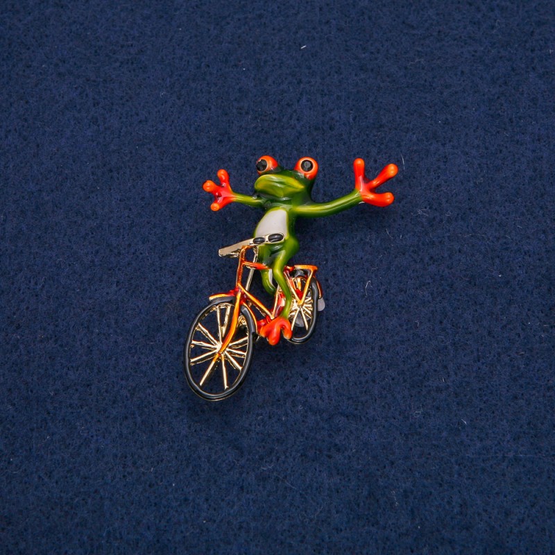 סיכת תכשיט צפרדע על אופניים 45×33 מ"מ +