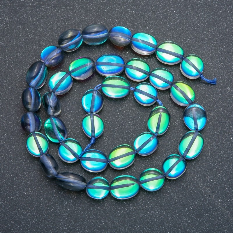 חרוזים על חוט זכוכית אופלית כחול-זיקית מגולפת, קוטר 10×7 מ״מ, אורך 40 ס״מ +