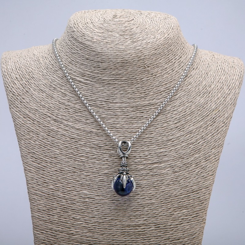 תליון «כף עם כדור» 45×20 מ״מ על שרשרת, אורך כ-70 ס״מ +/- מתכת כסופה