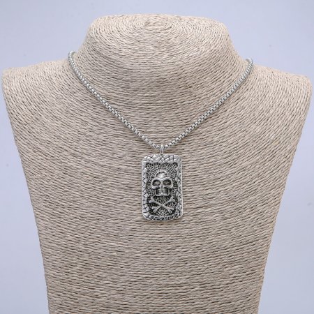 תליון «גולגולת ועצמות» 48×26 מ״מ על שרשרת, אורך כ-70 ס״מ +- מתכת כסופה