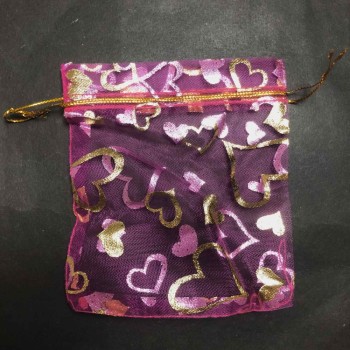 שקית מתנה מאורגנזה בצבע אדום פטל עם לבבות זהובים וחוטים 120×100 מ״מ + - 100 יחידות +