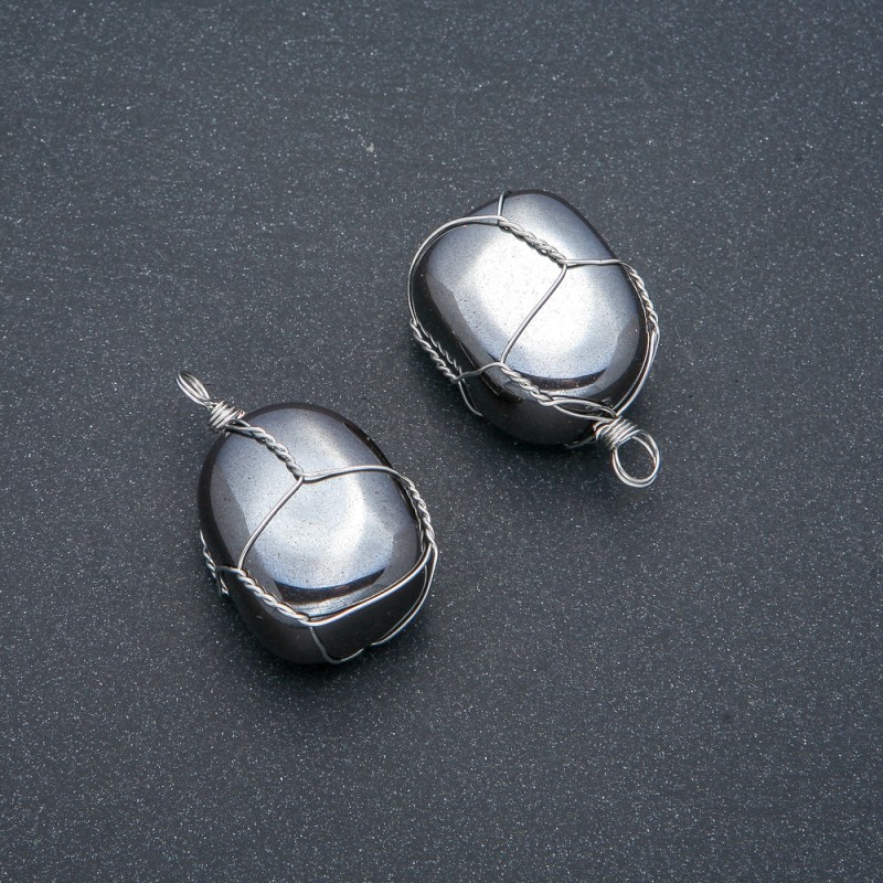 תליון בעיבוץ כסוף עם המטיט, קוטר 30×22 מ״מ