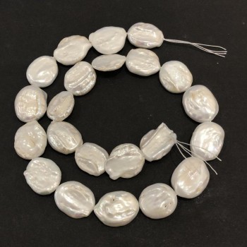 חוט פנינים ברוקוקו טבעיות, קוטר כל פנינה כ-19×15 מ״מ, אורך החוט – כ-40 ס״מ +/- עם ברק