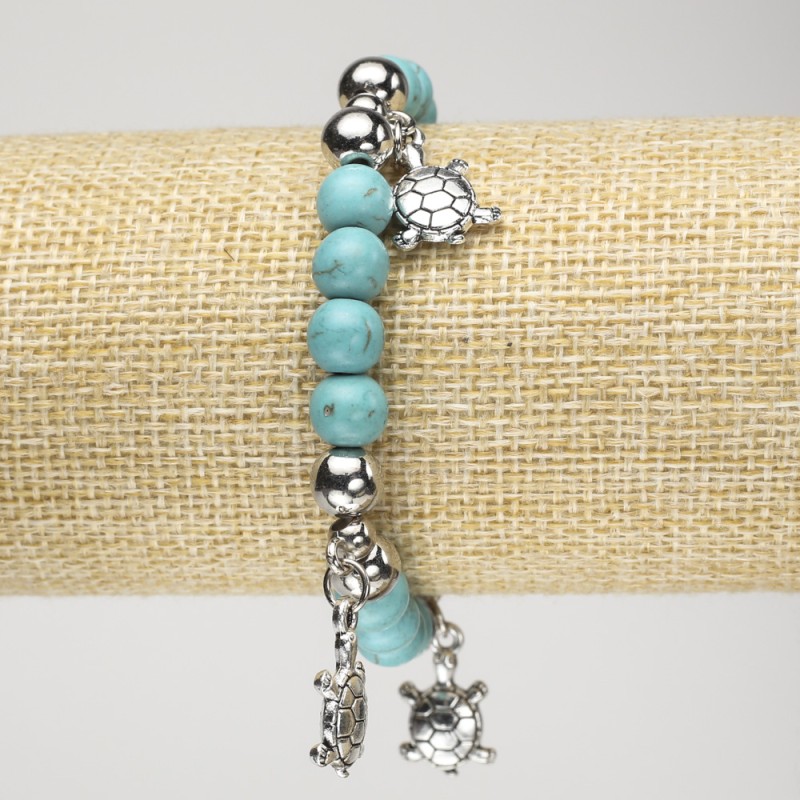 צמיד טורקיזה מלאכותי על גומי, קוטר 8 מ״מ ±, עם חרוזי כסף וצבים דקורטיביים, אורך 18 ס״מ+