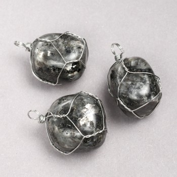 תליון לאברדרייט במעטפת כסף-כסופה, קוטר 35×20 מ״מ+