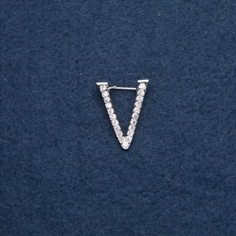 סיכה עם אות ראשית «V» בגודל 20×25 מ״מ, צבע המתכת כסוף