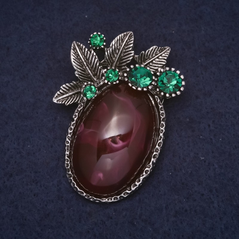 סיכת תכשיט «ההדגש» בגוון אַמֶטִיסְט 45×32 מ״מ, קאבושון, סטראזים, מתכת כסופה, צבעים: סגול וירוק