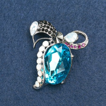 סיכה «קשת» ממתכת כסופה עם זרקונים וקריסטל 55×50 מ״מ +