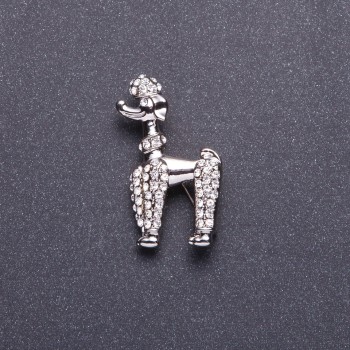 סיכה \"פודל מלכותי\" צבע המתכת כסוף 4×2,5 ס״מ