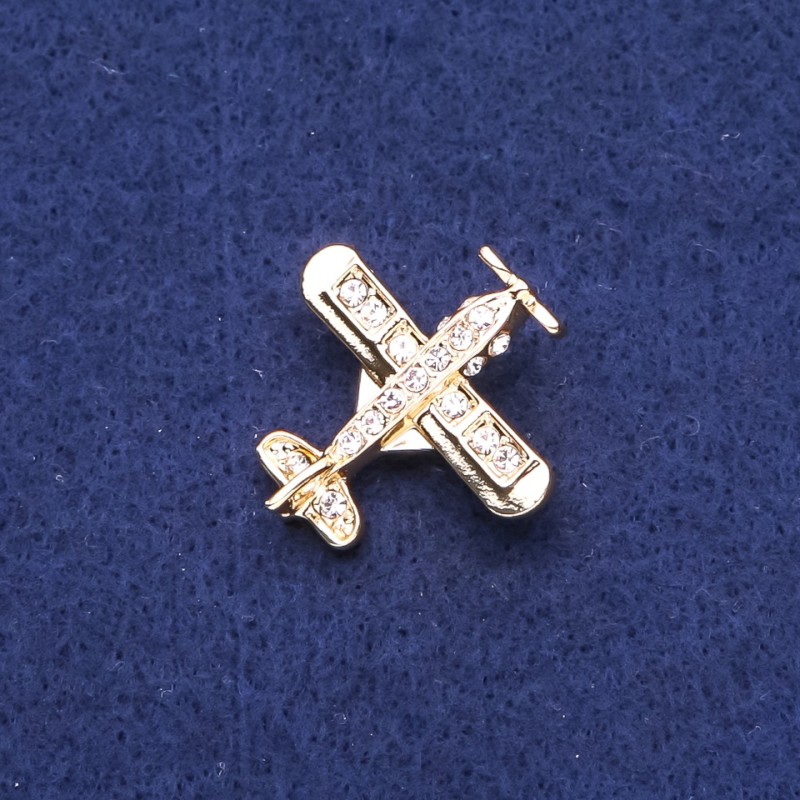 סיכת «מטוס» עם זירקונים ומתכת זהובה 28×28 מ״מ