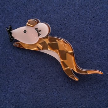 סיכת חזה «עכבר מפרלמוטר» מתכת אפורה 75×24 מ״מ