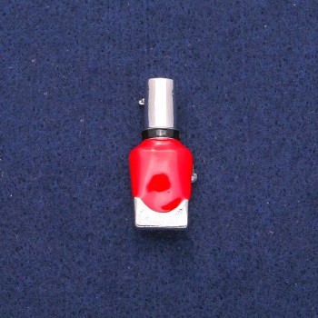 סיכה «לק» אמייל אדום ושחור, מתכת כסופה 13×33 מ"מ