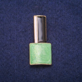 סיכה Lak ירוקה, שחורה ולבנה אמייל, מתכת זהובה 18×39 מ״מ