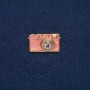 סיכה-מצלמה זהובה מממתכת עם אמייל ורוד ואבני לבן 30×17 מ״מ +