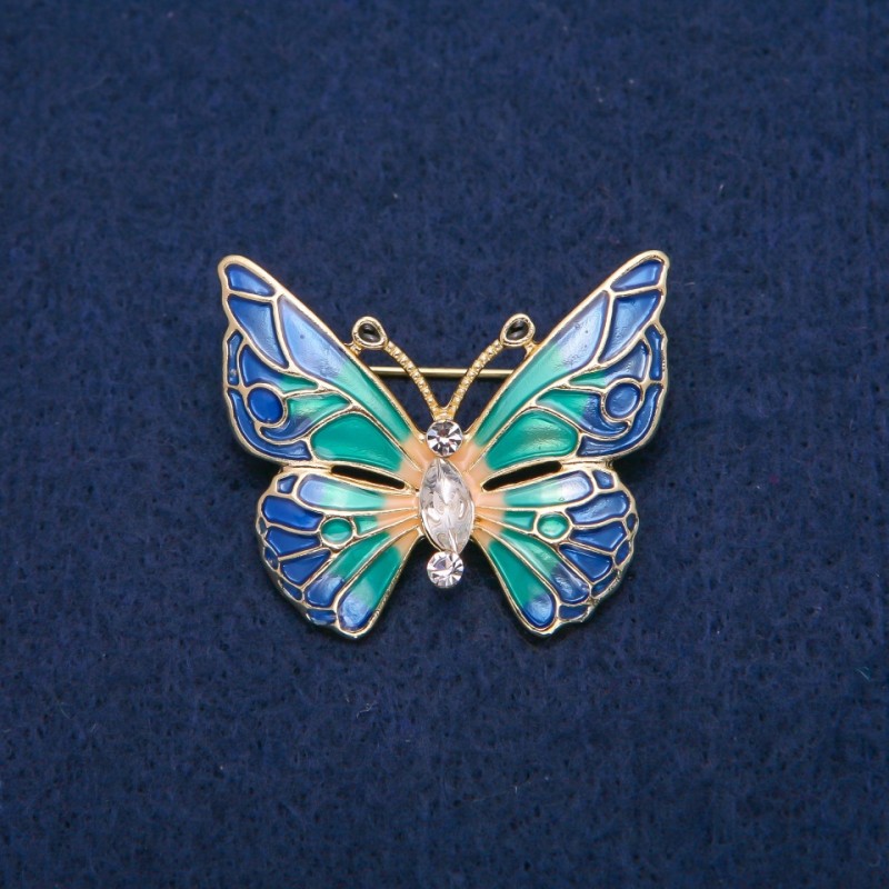 סיכת פרפר עם קריסטלים לבנים ואמייל מגוון, מתכת זהובה 31×37 מ״מ