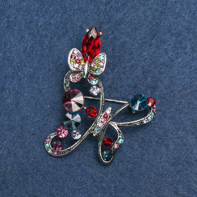 סיכת פרפר כסופה – מתכת ואבני סטרז 50 מ״מ +