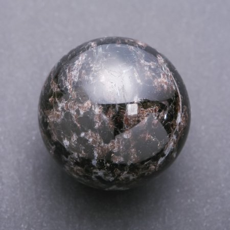 כדור מאבן טבעית Nuummite, קוטר 55-70 מ״מ (+-) מחיר ל-100 גרם (משקל מ-320 גרם).