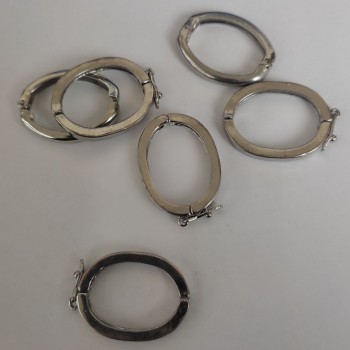 אביזרי תלייה על נעילה בגוון מתכת כסוף 29×21 מ״מ