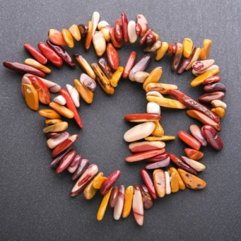 חוט חרוזי יאשמה מוקאייט – גרגר «מחט» d 13-21×3-6 מ״מ, אורך 39 ס״מ +