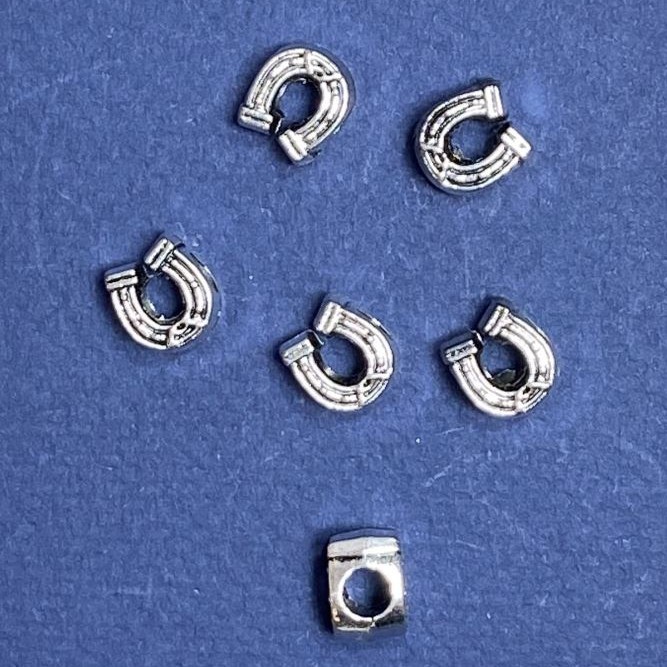 חרוז פנדורה בצורת סוסה 9x11 מ״מ, קוטר 5 מ״מ, אריזה 20 גרם ±9 יחידות