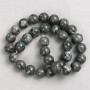 חרוזי לאברדרייט שחור על חוט דק, כדור חלק, קוטר 12.5 מ״מ, אורך כ-38 ס״מ