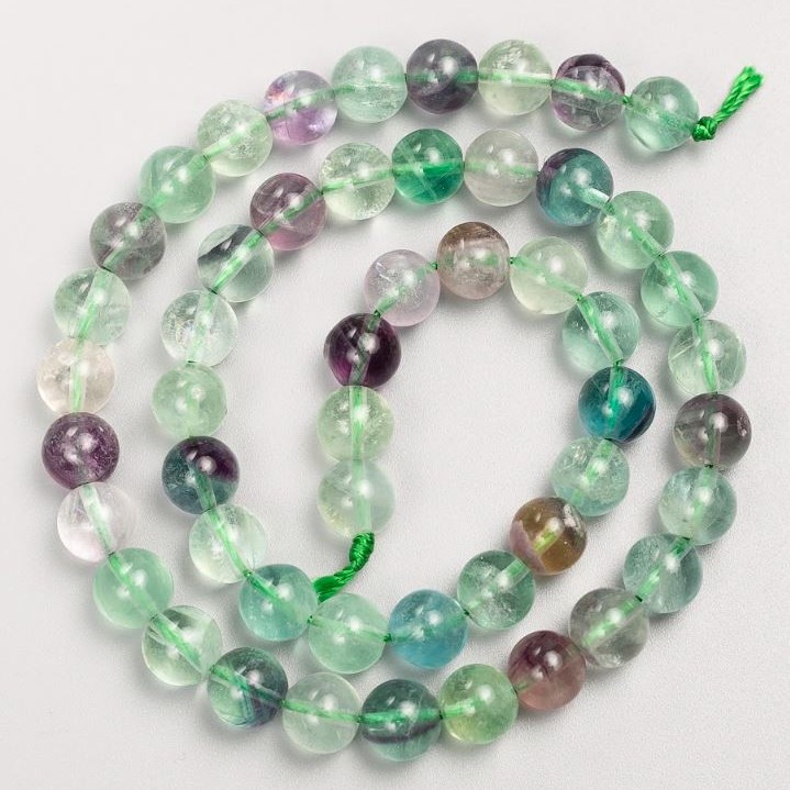 חרוזי פלאוריט על חוט טבעי – חרוזים חלקים בקוטר 8 מ״מ, אורך 39 ס״מ +