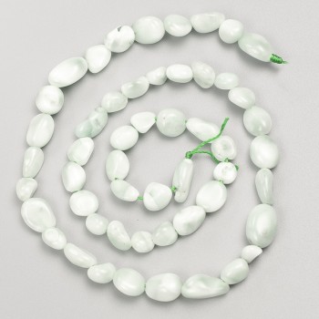 חרוזי אבן אנג'לייט ירוקים מגולפים על חוט, קוטר 7×7 מ״מ, אורך כ-38 ס״מ