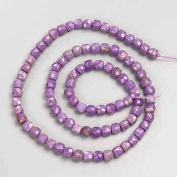 חרוזי פוספוסידריט טבעיים – צורה קובייתית מחורצת על חוט, קוטר 4–5 מ״מ, אורך 38 ס״מ