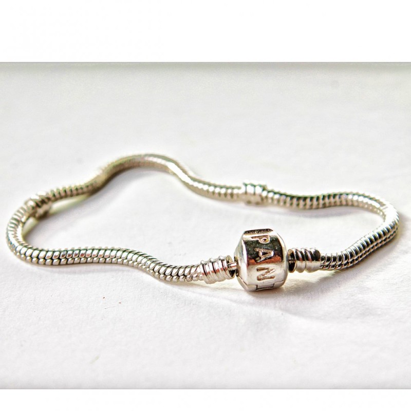 בסיס לצמיד PANDORA 19 ס״מ עם קליפס וסגר ולוגו