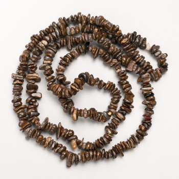 חרוזי ברונזיט מאבן טבעית, חתיכות דקיקות על חוט, קוטר 7×2 מ״מ+-, אורך 88 ס״מ +